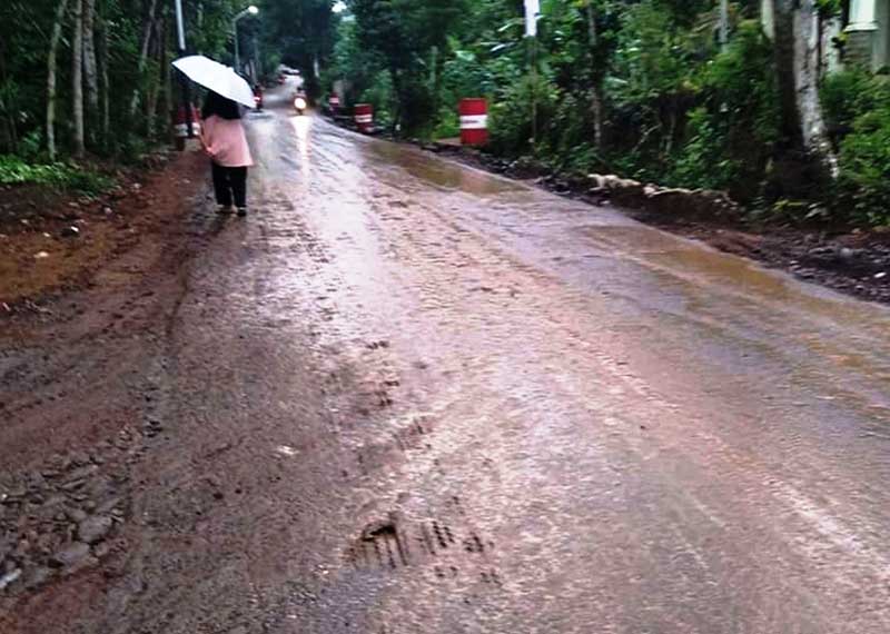 Ceceran Tanah Galian Picu Jalan Licin