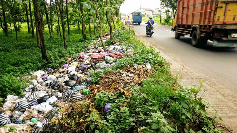 Pinggir Jalan Jadi Tempat Pembuangan Sampah