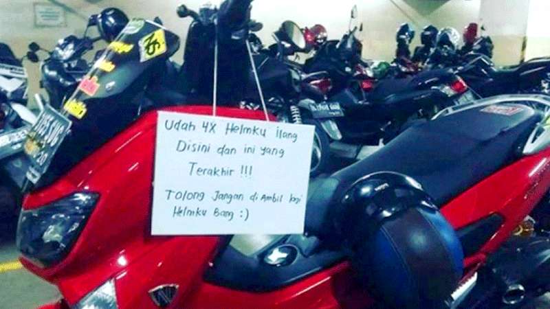 Pemilik Helm Pasang Papan Curhat