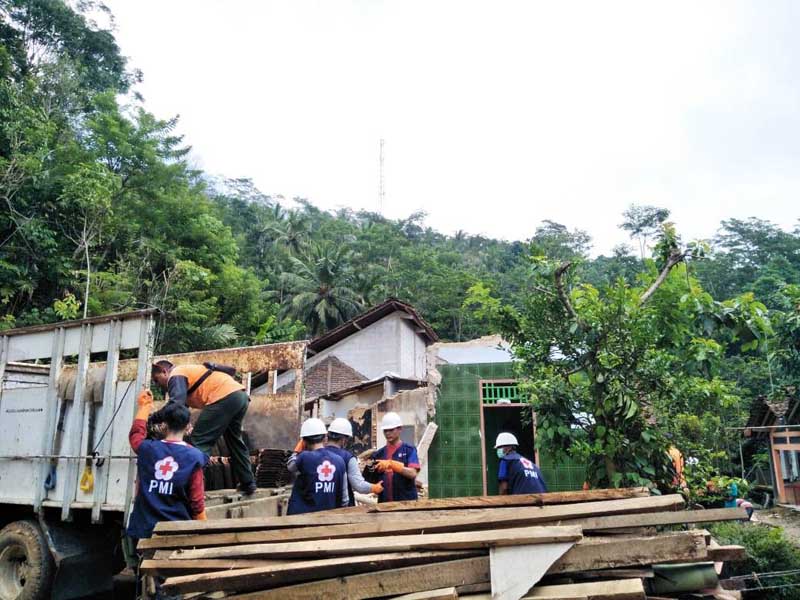 Pembongkaran Rumah Retak Terhambat