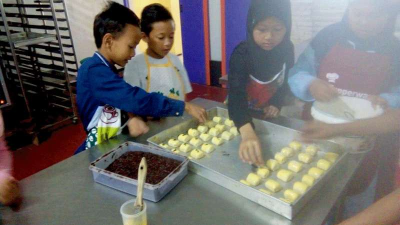 Siswa SD Alam Lukulo Belajar Baking