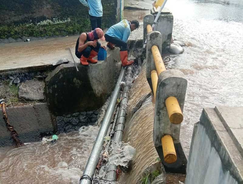 Terhalang Kabel Optic, Sampah Nyangkut di Drainase