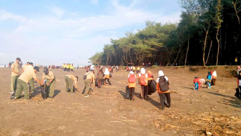 Tiga Ton Sampah Pantai Petanahan Dibersihkan