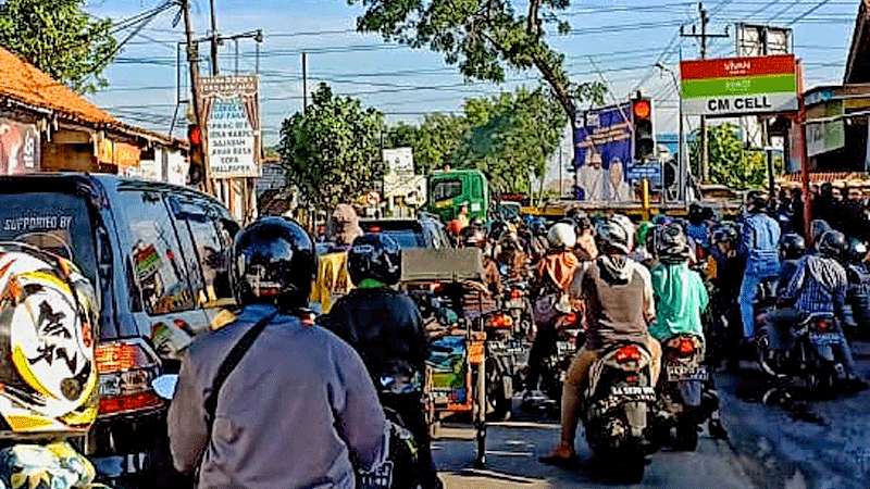 Truk Tronton Tabrak Kandang Bikin Macet