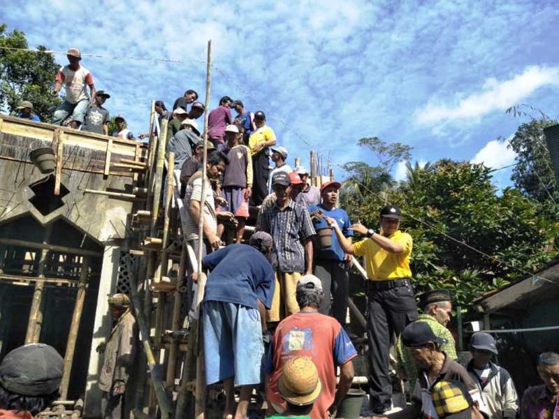 Warga Kertanegara Gotong Royong Bangun Masjid