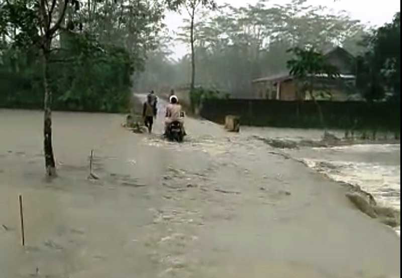 Jalan Grantung-Pekiringan Tergenang Luapan Air