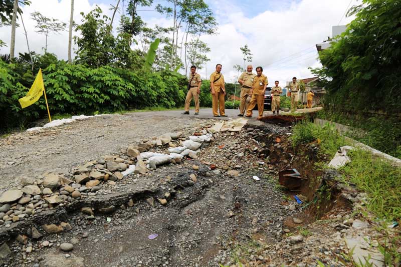 Empat Titik Jalan di Mentawana Ambles