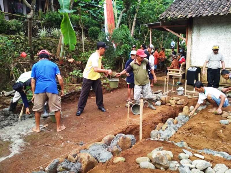 Warga Karangtengah Rehab Rumah Suwari