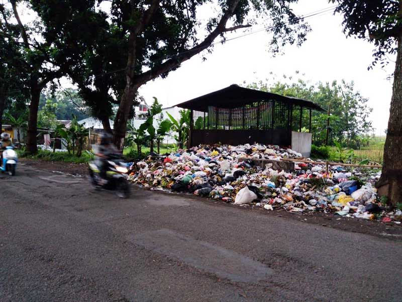 Buang Sampah di TPST Hingga Meluber