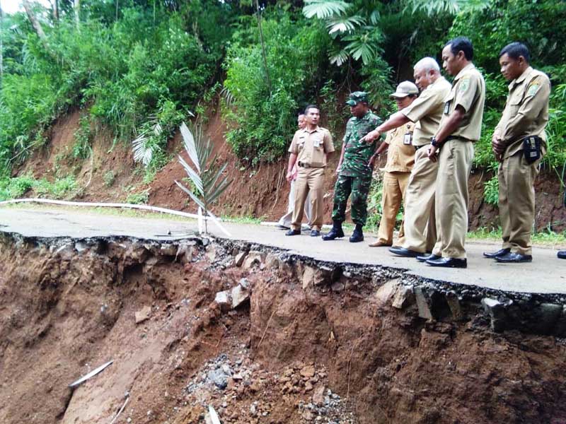 Jalur Sawal Hilang Terseret Longsor