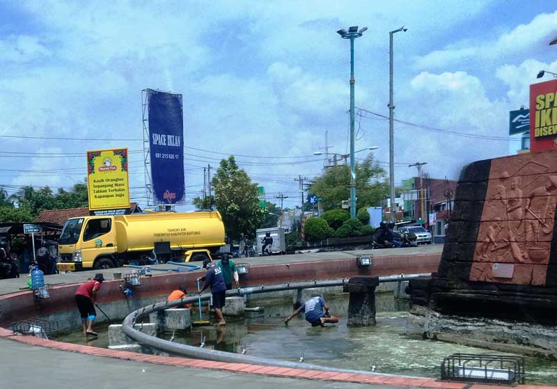 Tekan DBD, Kolam Air Mancur Dikuras