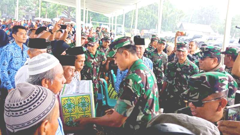 Kodiklat AD Bantu Sembako Warga Urut Sewu