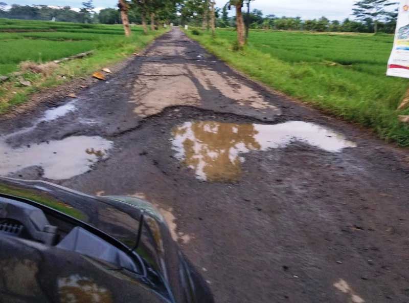 Jalan Panican-Karangkemiri Rusak Parah