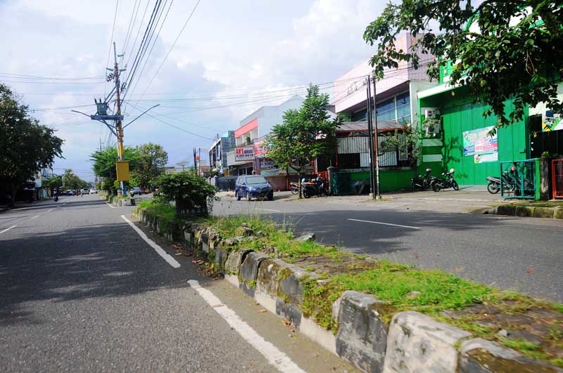 Median Jalan S Parman Rusak