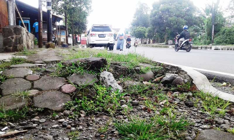 Trotoar Rusak, Pejalan Kaki Pilih Bahu Jalan