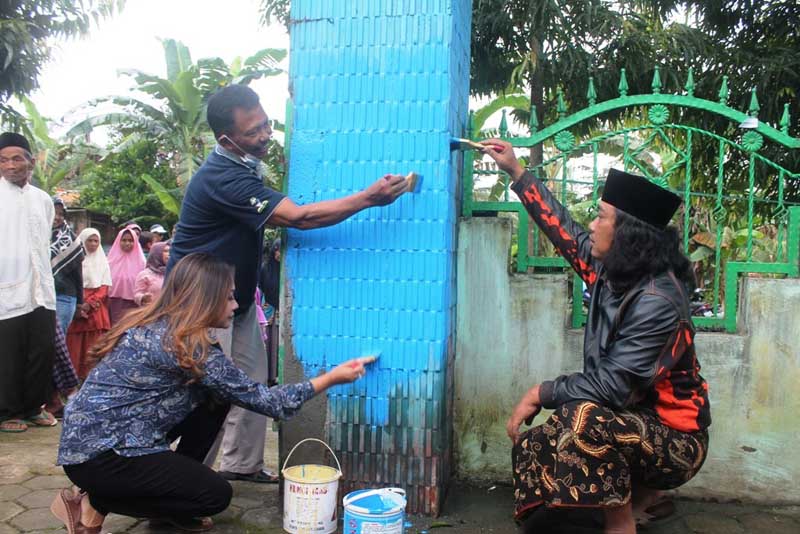 Tokoh Lintas Agama Mengecat Masjid