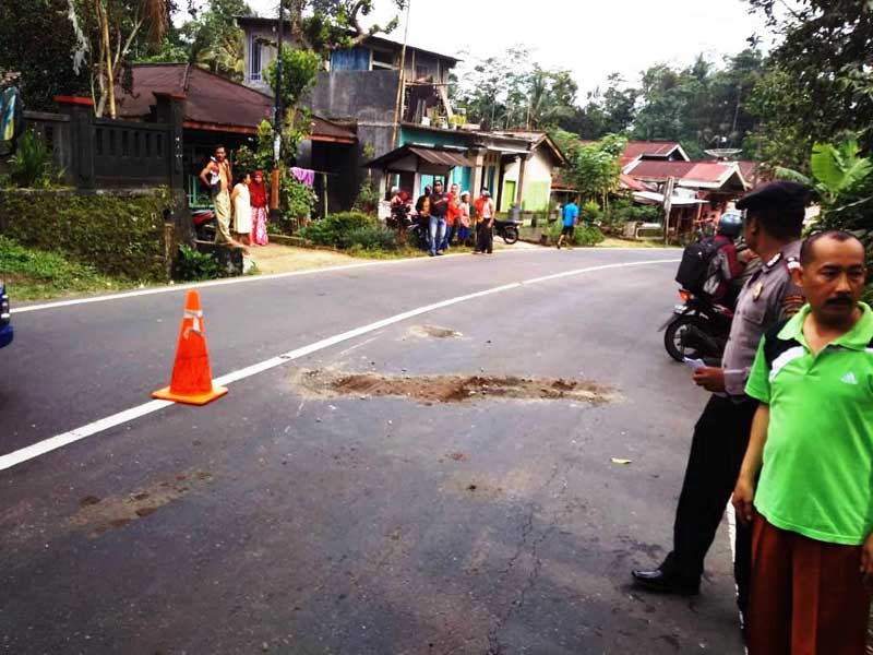 Truk Tabrak Motor, Satu Orang Kritis