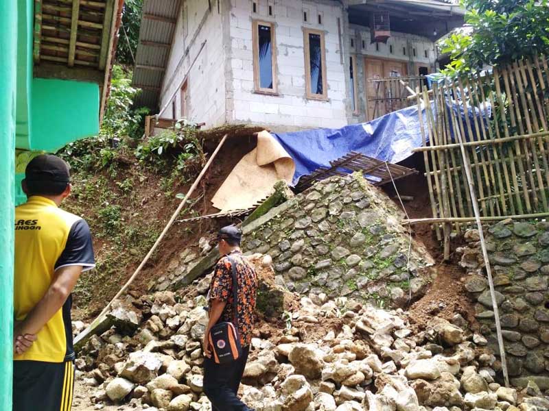 Talud Ambruk, Satu Rumah Terancam Longsor