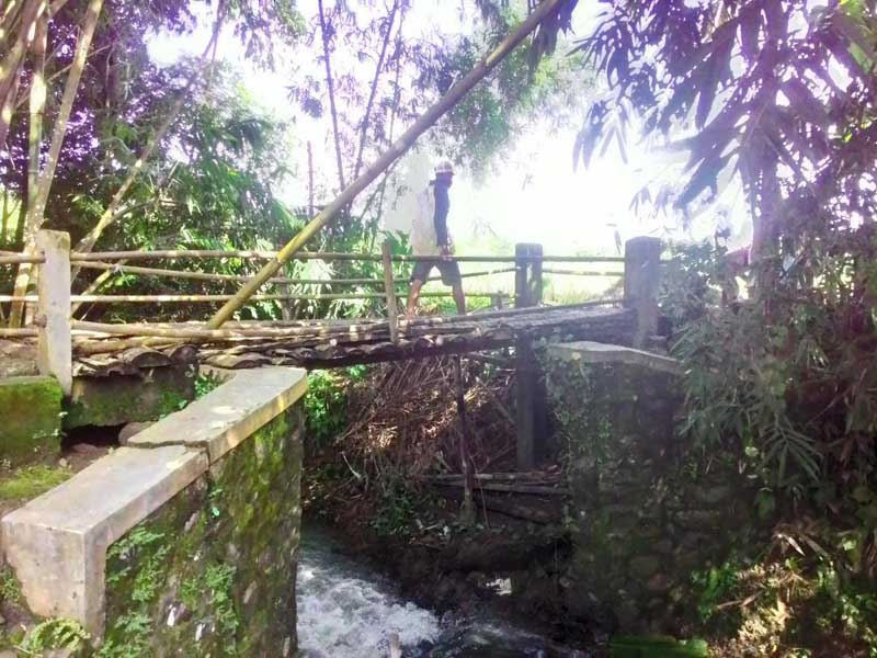 Rusak, Petani Gunakan Jembatan Darurat