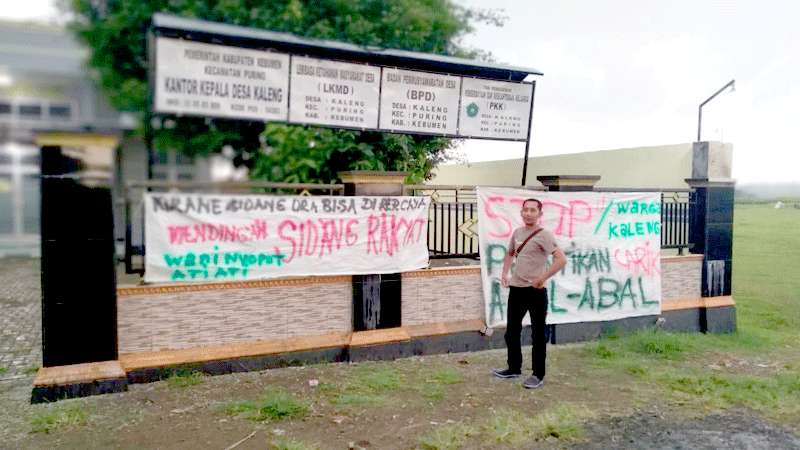 Spanduk Penolakan Warnai Putusan PTUN