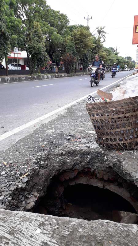 Trotoar di sepanjang Jalan Tentara Pelajar rusak