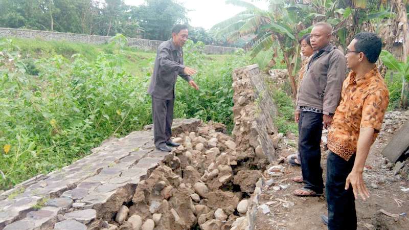 Tanggul Sungai Kedungbener Ambrol