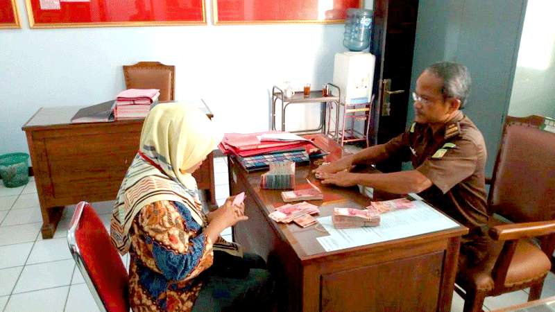 Terpidana Korupsi Serahkan Uang Pengganti