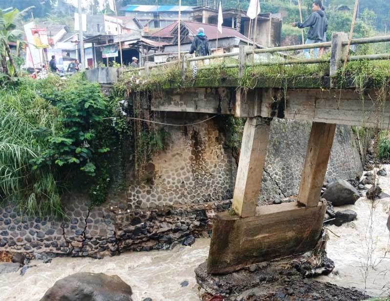 Tiang Jembatan Kali Bojong Nyaris Ambruk