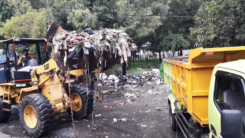 Satu Hari Angkut Delapan Truk Sampah Dipindah ke TPS Kejobong