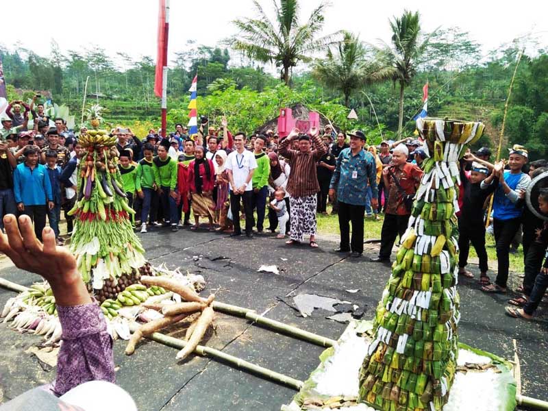 Warga Dawuhan Perebutkan Gunungan Makanan