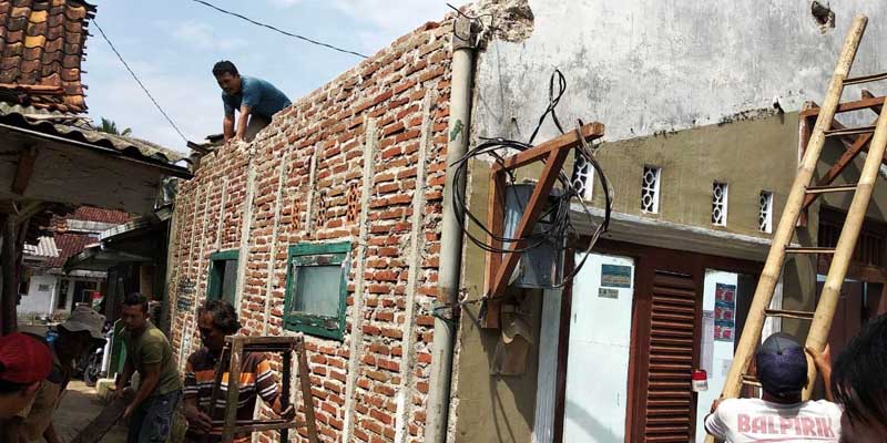 Hendak Wudhu, Atap Rumah Tiba-Tiba Ambruk