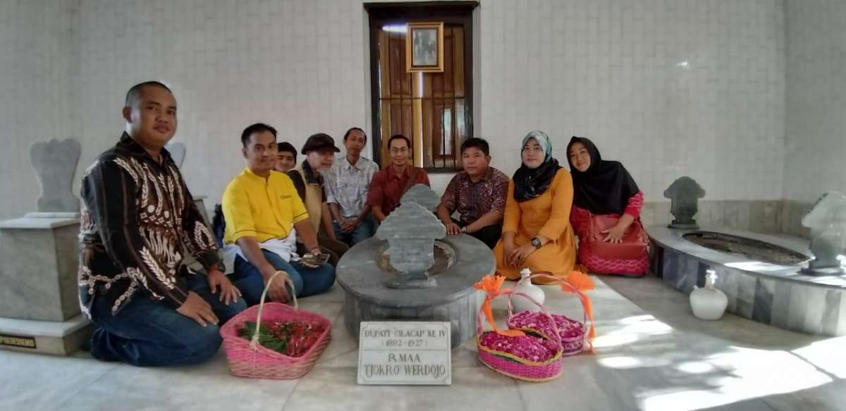 Wirendra Nyekar ke Makam Leluhur