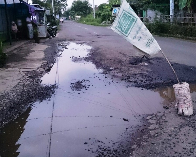 Jalan Rusak Parak kok Hanya Ditambal