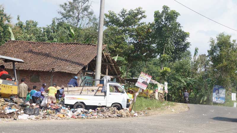 Pembuangan Sampah Di Pinggir Jalan Gunung Tugel - Kedungrandu