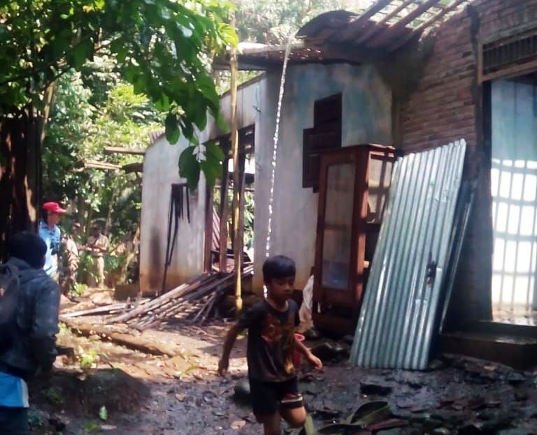 Bakar Sampah, Rumah Ikut Terbakar