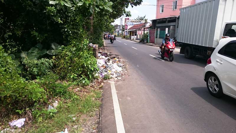 Pengambilan Terlambat, Sampah Hiasi Bahu Jalan