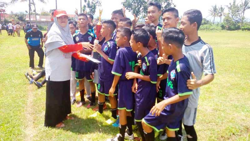 Pusbit Bobotsari Juarai Festival Sepak Bola U-14