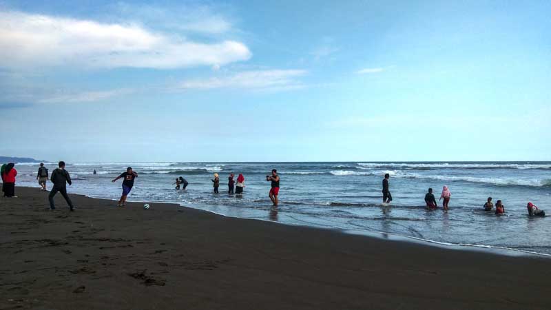 Gelombang Tinggi, Pantai Tetap Diserbu Wisatawan