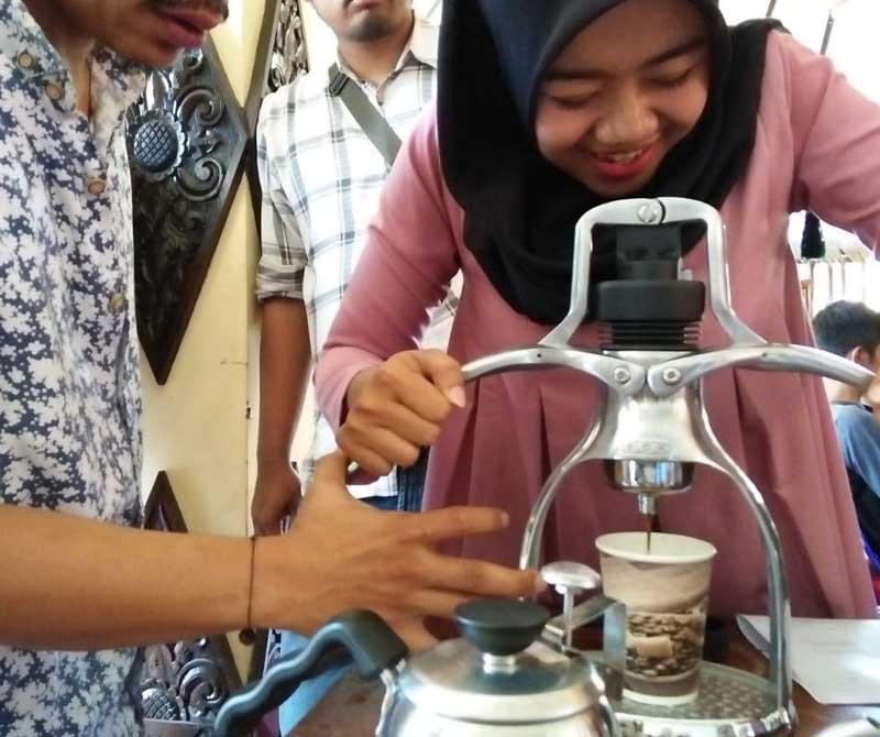 Kembangkan Sentra Kopi Pegiat Kopi Dilatih