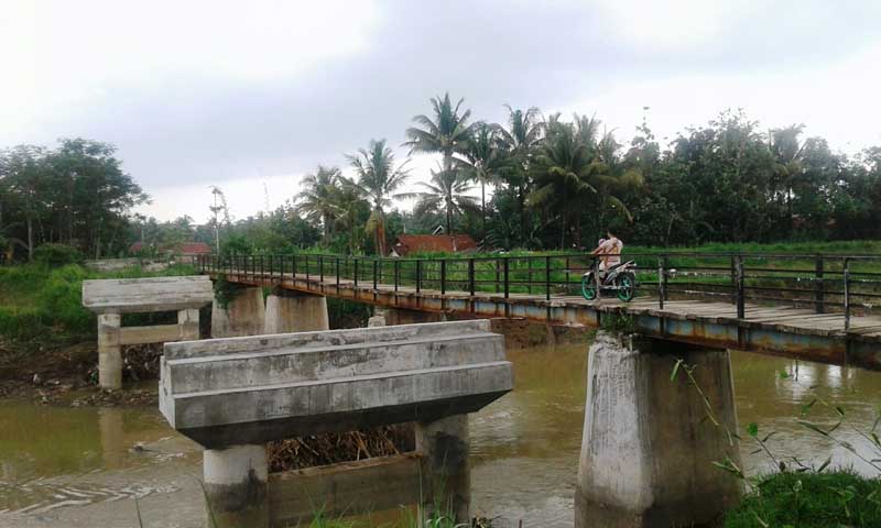 Jembatan Cilopadang Mangkrak