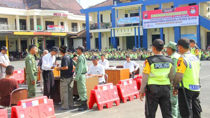 Petugas Kepolisian Dilarang Masuk TPS