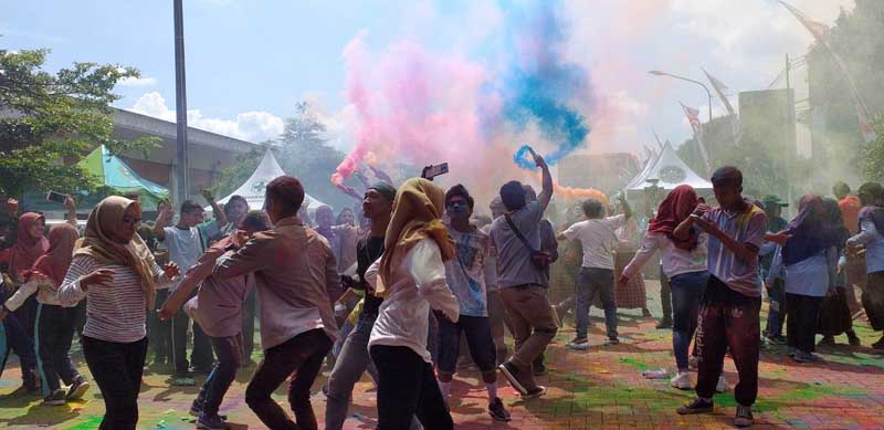 Serunya Bermain Warna di Udara