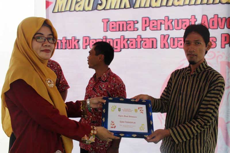 Teacher Award Meriahkan Milad X SMK Mutiga