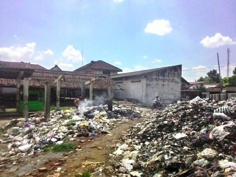 Sampah Pasar Sumpiuh Kian Menggunung