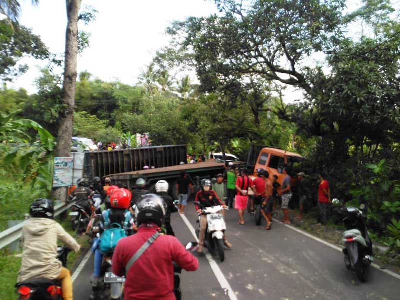 Tak Kuat Nanjak, Truk Muatan Kayu Guling