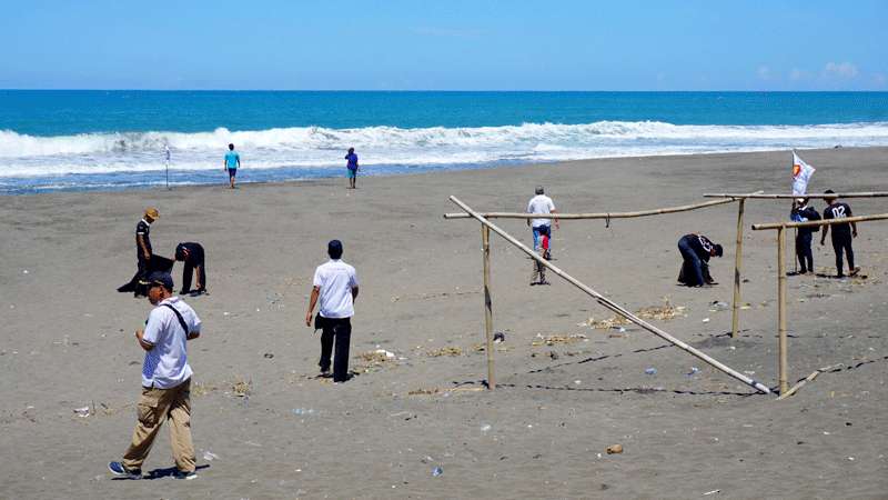 Warga Ambal Senam Sehat dan Bersih Pantai