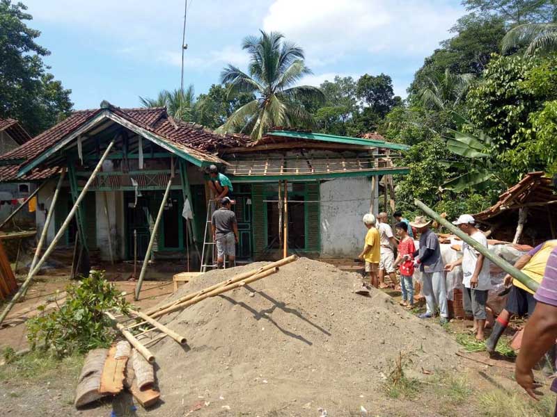 Diguyur Hujan Deras, Atap Rumah Ambruk