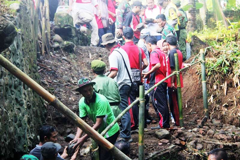 Pemdes Swadaya Perbaiki Jembatan Sungai Branjang