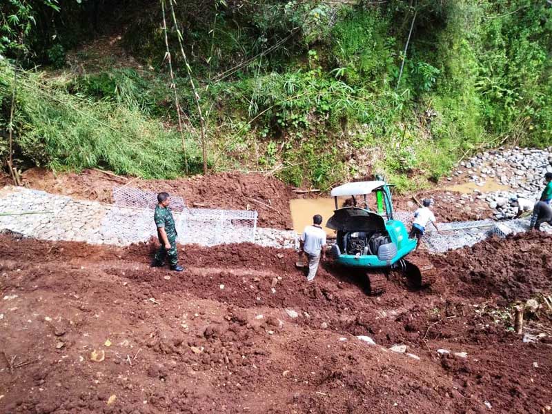 Longsor, Jalan di Desa Derik Nyaris Putus