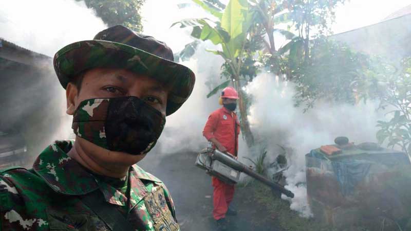 Babinsa Bantu Fogging di Wilayah Binaan